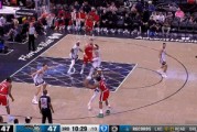 哥俩醒醒啊！哈登低级失误 下一回合小卡也低级失误……