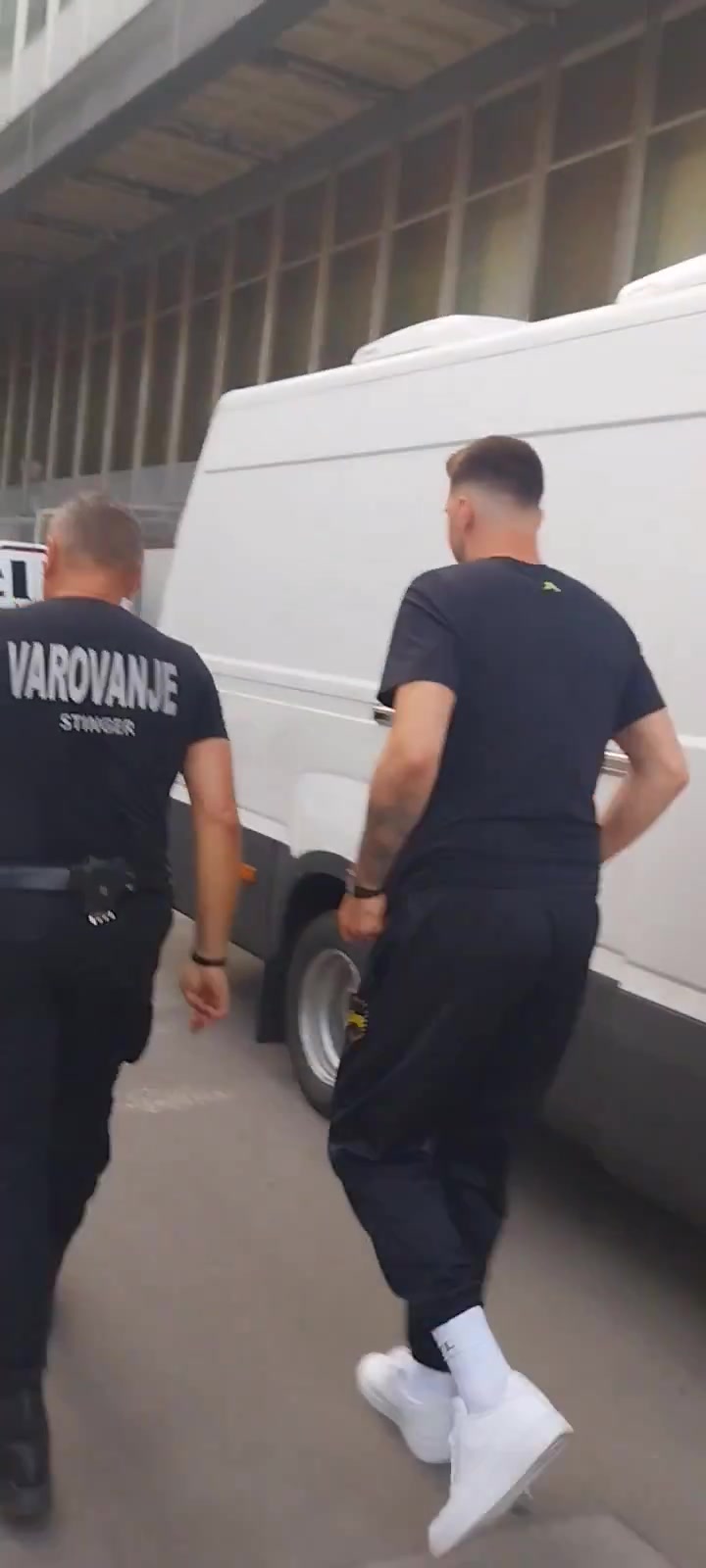 ?️持续追踪!东契奇最新街拍 这背影看着应该真的瘦了吧?